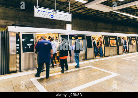 Bukarest, Rumänien - 6. Mai 2015: Menschen mit der u Bahn im Zentrum von Bukarest Stadt reisen. Stockfoto