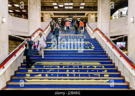 Bukarest, Rumänien - 6. Mai 2015: Menschen aufwachen im U-Bahn Tunnel für die u-Bahnstation übertragen. Stockfoto