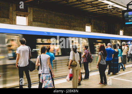 Bukarest, Rumänien - 6. Mai 2015: Menschen mit der u Bahn im Zentrum von Bukarest Stadt reisen. Stockfoto