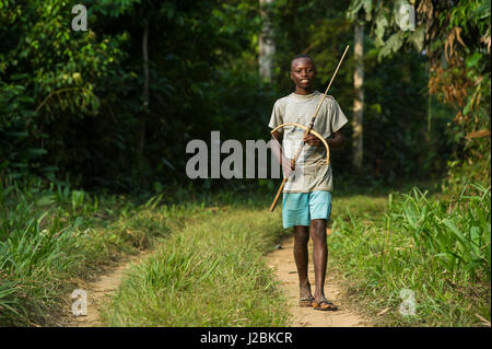 Hausgemachte Armbrust schießen Ratten, Mbomo, Odzala, Kokoua Nationalpark, Kongo Stockfoto