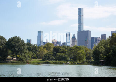 Skyline von New York mit 432 Park Avenue Wolkenkratzer vom Central Park mit Teich Stockfoto