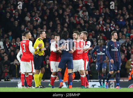 Edinson Cavani von Paris Saint-Germain (9) sorgt für Aufsehen indem Sie nicht den Ball wieder in der UEFA Champions League-Spiel zwischen Arsenal und Paris Saint-Germain im Emirates Stadium in London. 23. November 2016. Arron Gent / Tele Bilder redaktionelle Nutzung nur FA Premier League und der Football League Bilder unterliegen DataCo Lizenz finden Sie unter www.football-dataco.com Stockfoto