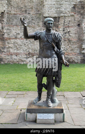 Statue vermutlich des Roman Emperor Trajan (A.D,98-117) außerhalb der Tower of London, London, England Stockfoto