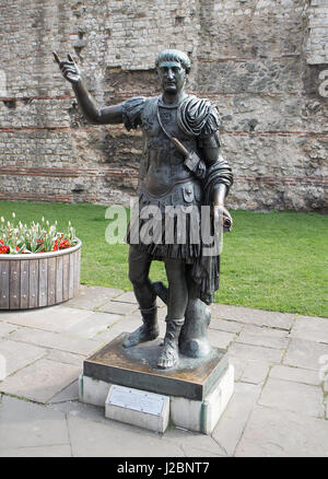 Statue vermutlich des Roman Emperor Trajan (A.D,98-117) außerhalb der Tower of London, London, England Stockfoto