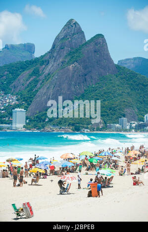 RIO DE JANEIRO - 9. Februar 2017: Beachgoers Menge Ipanema Strand am leuchtenden Sommermorgen. Stockfoto