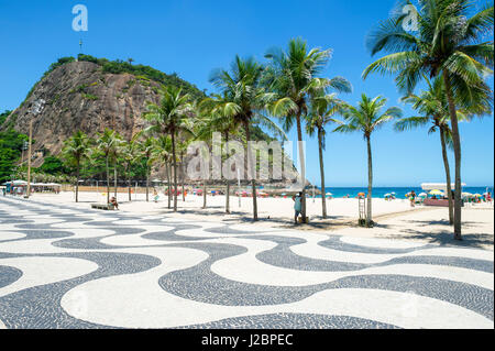 Hellen Blick auf gemusterte Boardwalk am Strand der Copacabana mit dem Berg Leme im Hintergrund Stockfoto