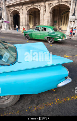 Havanna - Juni 2011: Bunte Formen der amerikanischen Oldtimern aus den 1950er Jahren als Anteil Taxis auf den Straßen von Centro dienen. Stockfoto