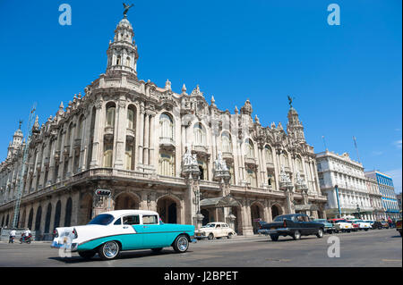 Havanna - Juni 2011: Vintage amerikanische Autos als taxis fahren vor der Wahrzeichen große Theater von Havanna Wahrzeichen im Centro. Stockfoto