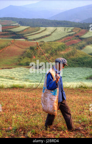 Elder Ziege Landwirt in der roten Erde der Dongchuan, Kunming Region China Stockfoto