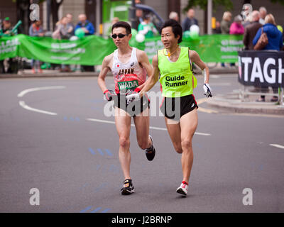 Shinya Wada, aus Japan, mit seinem Führer Läufer im Wettbewerb mit den 2017-London-Marathon. Er fuhr fort, 5. Platz in der Welt Para Athletic World Cup beenden Stockfoto