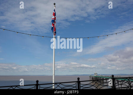 Ein traurig aussehende Union Jack Flagge hängen an einer Fahnenstange am Meer, 22. April 2017, in Clevedon, North Somerset, England. Stockfoto