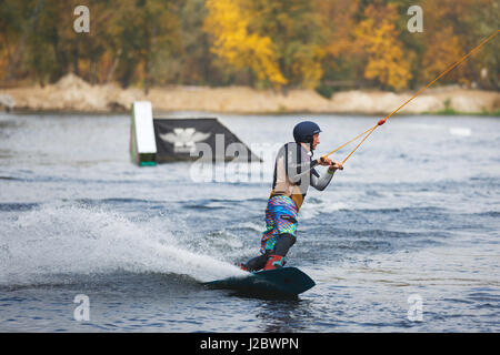 Kiew, Ukraine - 2. Oktober 2016: Die Ausbildung der Kite-Surfer auf dem See im Herbst Stadt Stockfoto