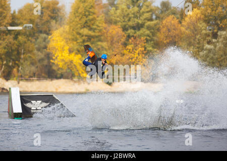 Kiew, Ukraine - 2. Oktober 2016: Die Ausbildung der Kite-Surfer auf dem See im Herbst Stadt Stockfoto