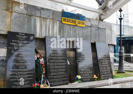 Kiew, Ukraine - 2. Oktober 2016: Gedenkstätte für die Helden des Eurumaidan, befindet sich auf Heroyiv Nebesnoyi Sotni Gasse, Herbstzeit Stockfoto