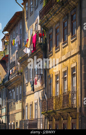 Porto Portugal Straße, Blick auf die Wäsche hängt von den Balkonen der Apartments in einer Straße in der Altstadt von Ribeira in Porto, Portugal. Stockfoto