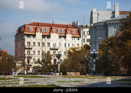 Kiew, Ukraine - 2. Oktober 2016: Manche Menschen sind in einem Park Landschaft Gasse im Herbst Fuß Stockfoto