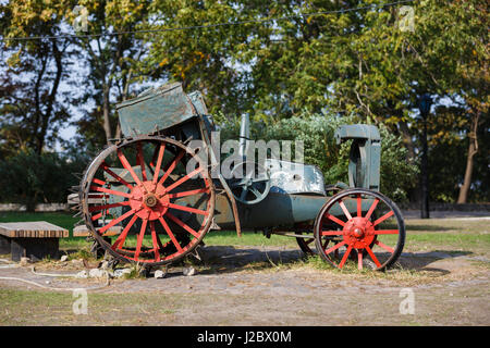 Kiew, Ukraine - 2. Oktober 2016: Die alten Traktor, die Museumsausstellung des Nationalmuseums der Geschichte der Ukraine Stockfoto