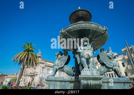Brunnen Porto Portugal, Blick auf den historischen Löwenbrunnen in der Praca de Gomez Teixeira in der Nähe der Igreja do Carmo Kirche, Europa Stockfoto