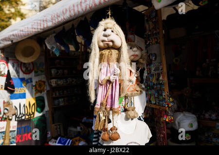 Kiew, Ukraine - 2. Oktober 2016: Die native Puppen auf einem Marktplatz des Taxidienstes Stockfoto