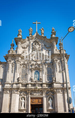 Porto Portugal Kirche, Blick auf die aufwendige Fassade der Igreja do Carmo, ein Wahrzeichen Barockkirche im Zentrum von Porto, Portugal. Stockfoto