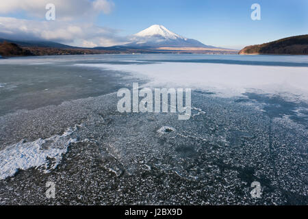 Eis auf Yamanaka-See mit Schnee bedeckten Berg Fuji im Hintergrund, Japan Stockfoto