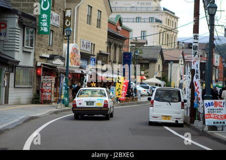 Die Straßen von Otaru sind Heimat für verschiedene Läden mit Kunsthandwerk. Stockfoto