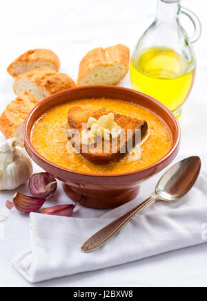 Eine Schüssel mit traditionellen Knoblauchsuppe, garniert mit geröstetem Brot. Stockfoto