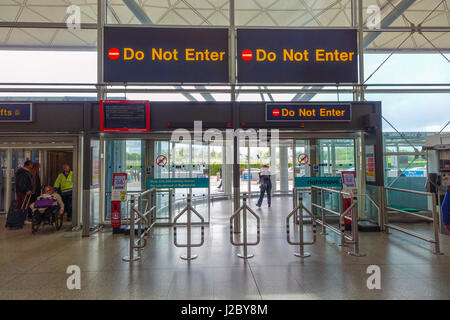 Tun nicht geben Sie Zeichen, London Stansted Airport Stockfoto