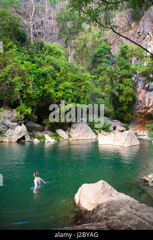 Schwimmen außerhalb der 7 km lange Höhlen in Kong Lor, Laos. (MR) Stockfoto