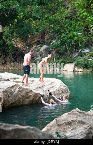 Schwimmen außerhalb der 7 km lange Höhlen in Kong Lor, Laos. (MR) Stockfoto