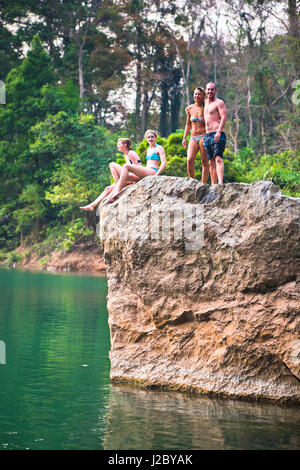 Schwimmen außerhalb der 7 km lange Höhlen in Kong Lor, Laos. (MR) Stockfoto