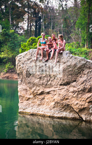 Schwimmen außerhalb der 7 km lange Höhlen in Kong Lor, Laos. (MR) Stockfoto