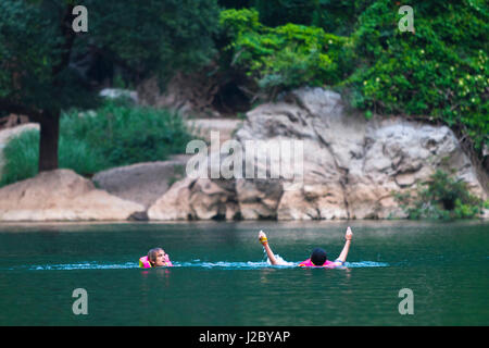 Schwimmen außerhalb der 7 km lange Höhlen in Kong Lor, Laos. (MR) Stockfoto