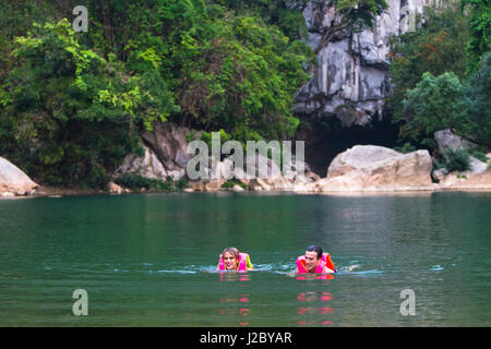 Schwimmen außerhalb der 7 km lange Höhlen in Kong Lor, Laos. (MR) Stockfoto