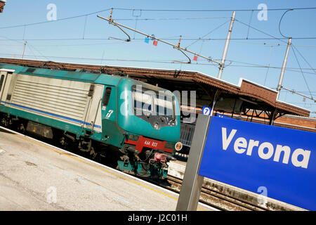 Italienische Eisenbahn Zug wartet am Bahnhof Verona Porta Nuova, Italien Stockfoto