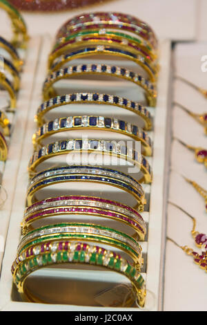 Myanmar (aka Burma), Yangon (aka Rangoon), Scott Market (aka Bogyokeaung-San-Markt). Yangons größte Markt mit mehr als 2.000 Anbieter Ständen. Edelstein-Armbänder. Stockfoto