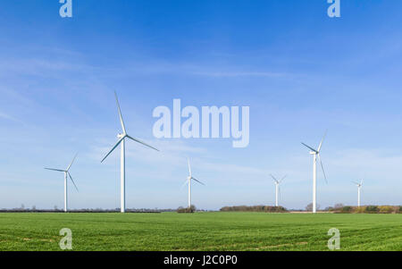 Beverley, Yorkshire, Großbritannien. Moderne Windkraftanlagen im Weizenfeld an einem feinen Frühlingsmorgen in der Nähe von Lissett, Beverley, Yorkshire, Großbritannien. Stockfoto