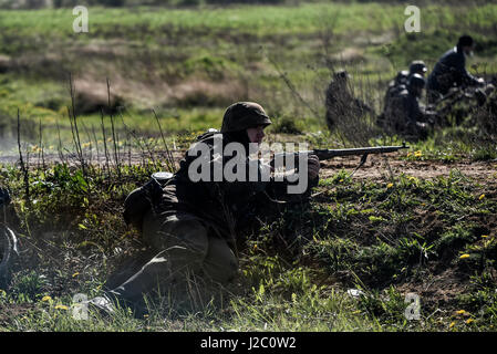 Rosowek, Polen, 23. April 2017: historische Rekonstruktion Schlacht um Stettin im Jahre 1945, Rote Armee gegen die Wehrmacht in Rosowek. Stockfoto