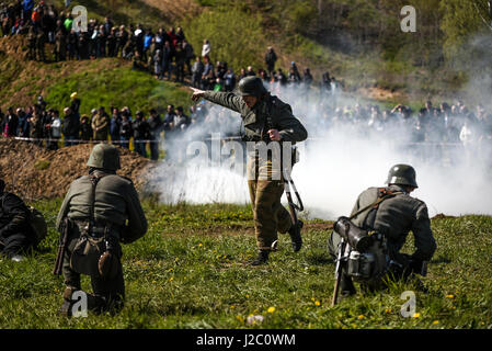 Rosowek, Polen, 23. April 2017: historische Rekonstruktion Schlacht um Stettin im Jahre 1945, Rote Armee gegen die Wehrmacht in Rosowek. Stockfoto