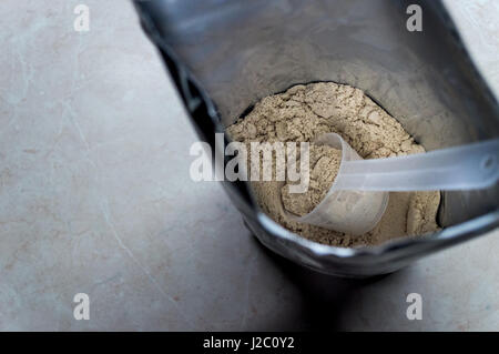 Whey Protein Pulver Scoop in Draufsicht Tasche Stockfoto