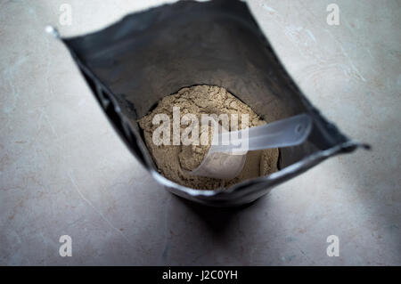 Whey Protein Pulver Scoop in Draufsicht Tasche Stockfoto