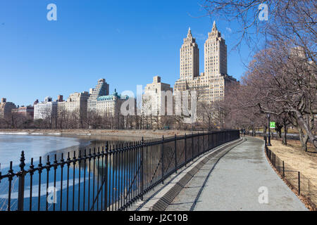New York City - Panoramablick von modernen Gebäuden der upper West Side Manhattan vom Central Park mit Jacqueline Kennedy Onassis Reservoir. Stockfoto