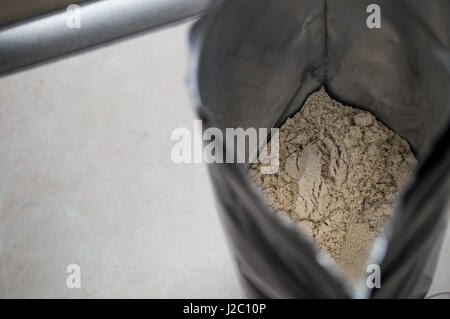 Molke-Protein-Pulver im Beutel hautnah Stockfoto
