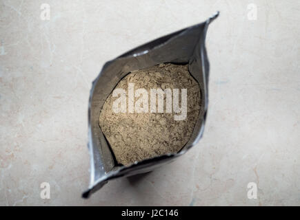Molke-Protein-Pulver im Beutel hautnah Stockfoto