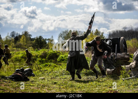 Rosowek, Polen, 23. April 2017: historische Rekonstruktion Schlacht um Stettin im Jahre 1945, Rote Armee gegen die Wehrmacht in Rosowek. Stockfoto