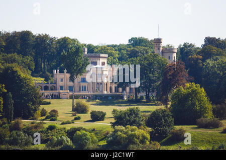 Potsdam, Deutschland, 27. August 2016: Blick auf den Park Babelsberg von der Glienicker Brücke im Sommer Stockfoto