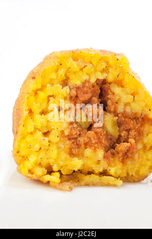 Italien, Sizilien, sizilianische Arancini, Reisbällchen mit Fleisch und Erbsen Stockfoto