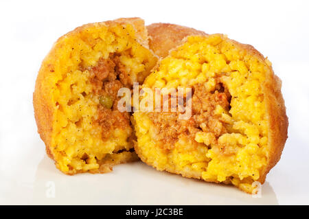 Italien, Sizilien, sizilianische Arancini, Reisbällchen mit Fleisch und Erbsen Stockfoto