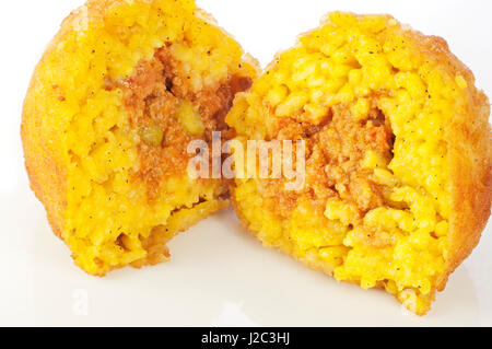 Italien, Sizilien, sizilianische Arancini, Reisbällchen mit Fleisch und Erbsen Stockfoto