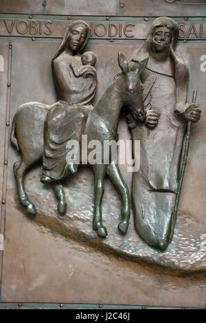 Bronze-Relief von Maria, Josef und Kleinkind reisen nach Ägypten, Flucht Zorn des Königs Herodes auf Eingangstür in Nazareth die Basilika der Verkündigung Jesu. Stockfoto